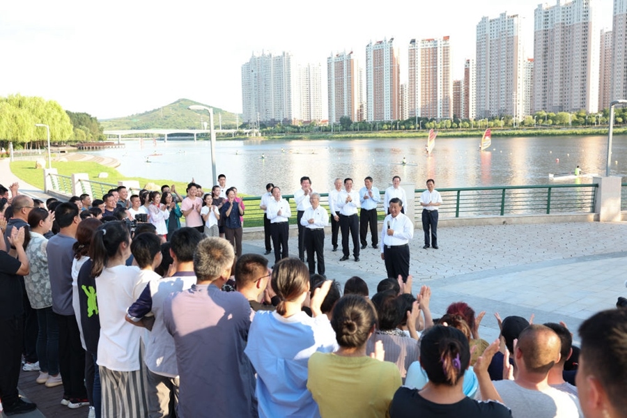 2022年8月16日，習(xí)近平在遼寧錦州東湖森林公園察看小凌河沿岸生態(tài)環(huán)境時(shí)，同正在休閑、進(jìn)行文化活動的群眾親切交流。