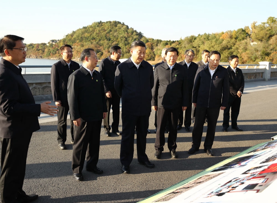 2020年11月12日，習(xí)近平在江蘇南通五山地區(qū)濱江片區(qū)，沿江邊步行察看濱江生態(tài)環(huán)境。