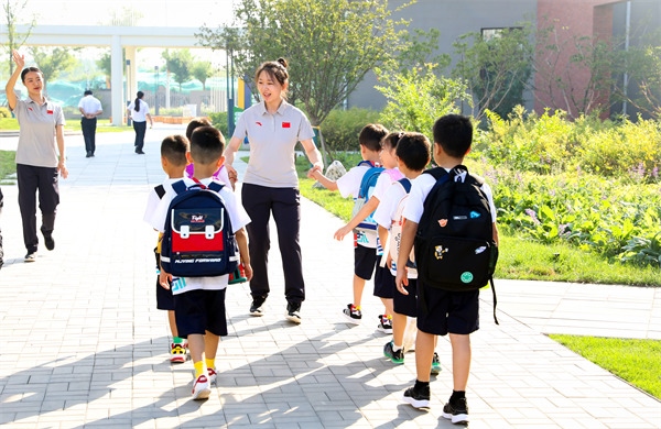 8月30日，雄安史家胡同小學(xué)學(xué)生體驗(yàn)學(xué)校生活。老師帶學(xué)生進(jìn)教室。