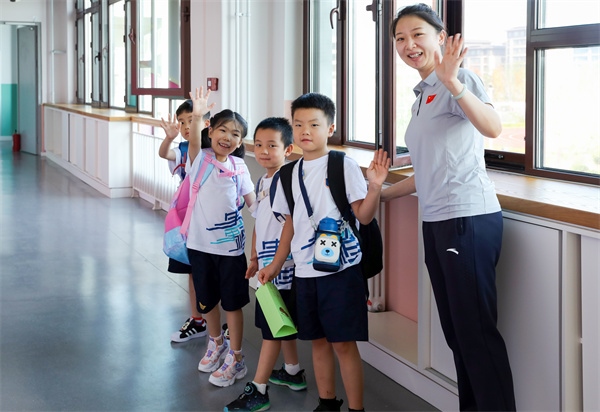 8月30日，雄安史家胡同小學(xué)學(xué)生體驗(yàn)學(xué)校生活。老師帶學(xué)生進(jìn)教室。