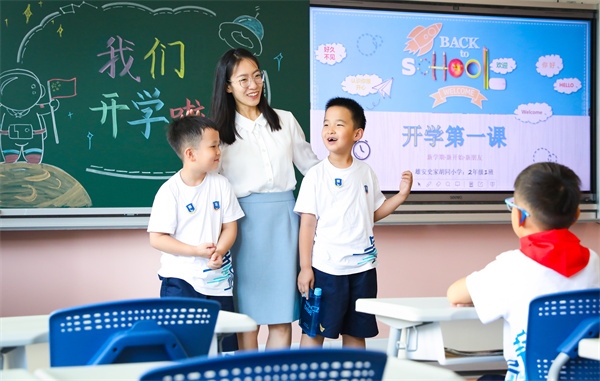 8月30日，雄安史家胡同小學(xué)學(xué)生體驗(yàn)學(xué)校生活。