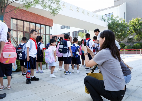 8月30日，雄安史家胡同小學(xué)學(xué)生體驗(yàn)學(xué)校生活。