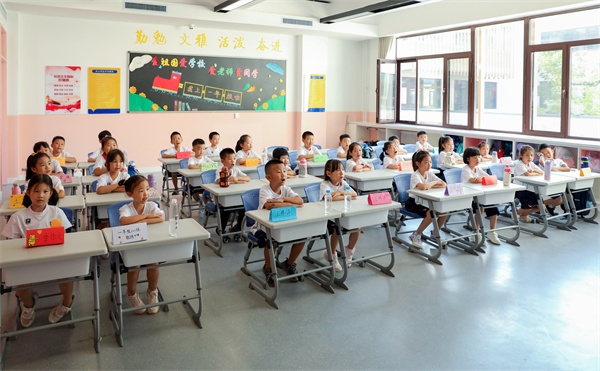 8月30日，雄安史家胡同小學(xué)學(xué)生體驗(yàn)學(xué)校生活。