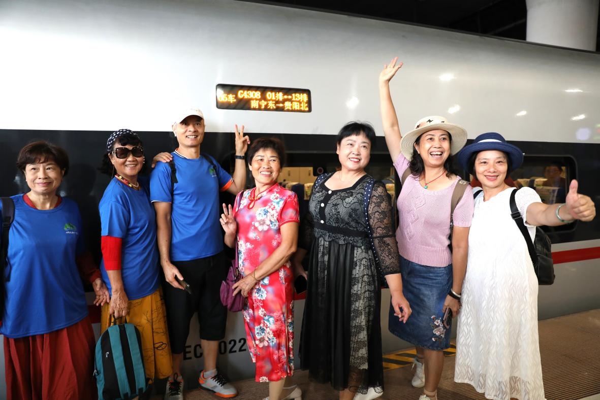 在南寧東站，旅客與貴南高鐵首發(fā)列車合影。 林祥云攝