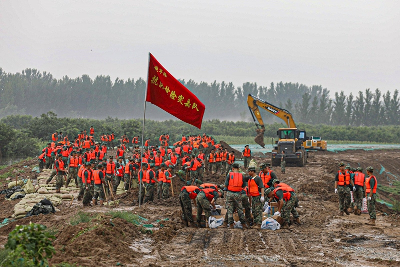 △2023年8月2日，中部戰(zhàn)區(qū)陸軍第82集團軍“鐵軍旅”官兵在河北省高碑店市白溝河任務(wù)區(qū)加固岸堤。