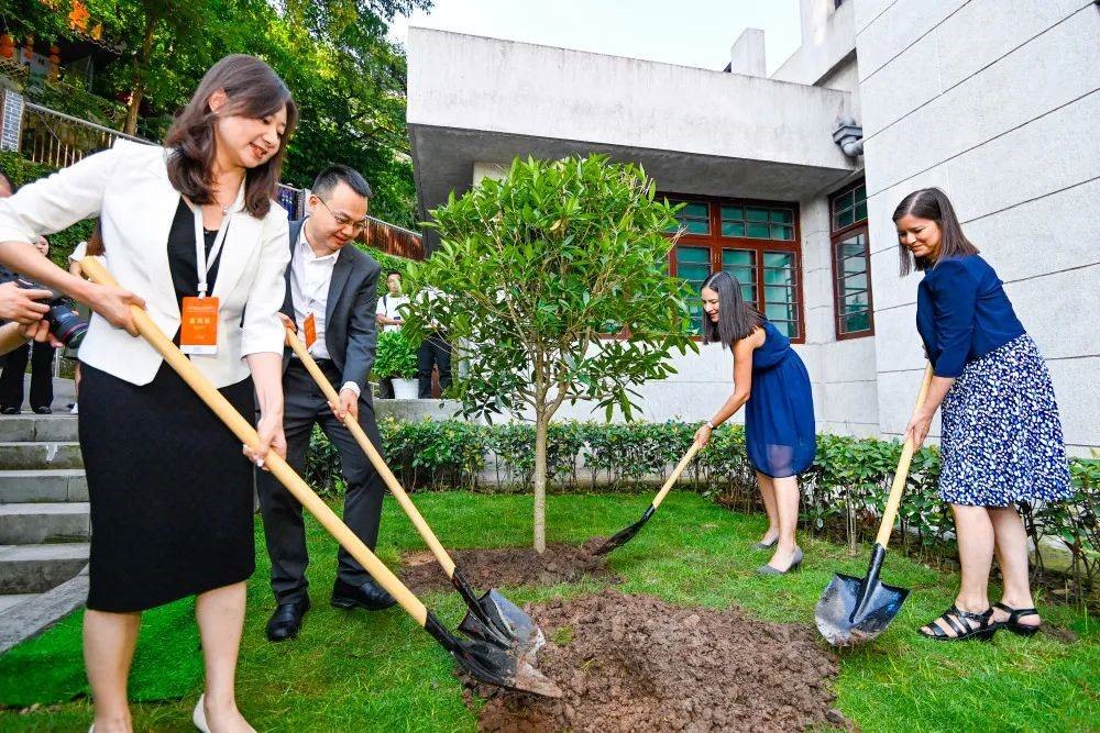 2023年8月8日，重慶史迪威博物館，史迪威將軍后代和朱德同志后代共植友誼樹。