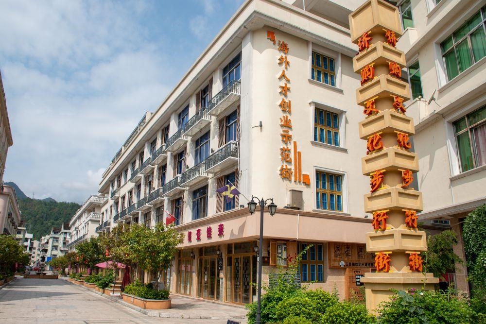 浙江溫州文成縣玉壺鎮(zhèn)是全國著名僑鄉(xiāng)。近年來，當地積極搭建平臺，吸引華僑回鄉(xiāng)創(chuàng)業(yè)。圖為該鎮(zhèn)的海外人才創(chuàng)業(yè)示范街