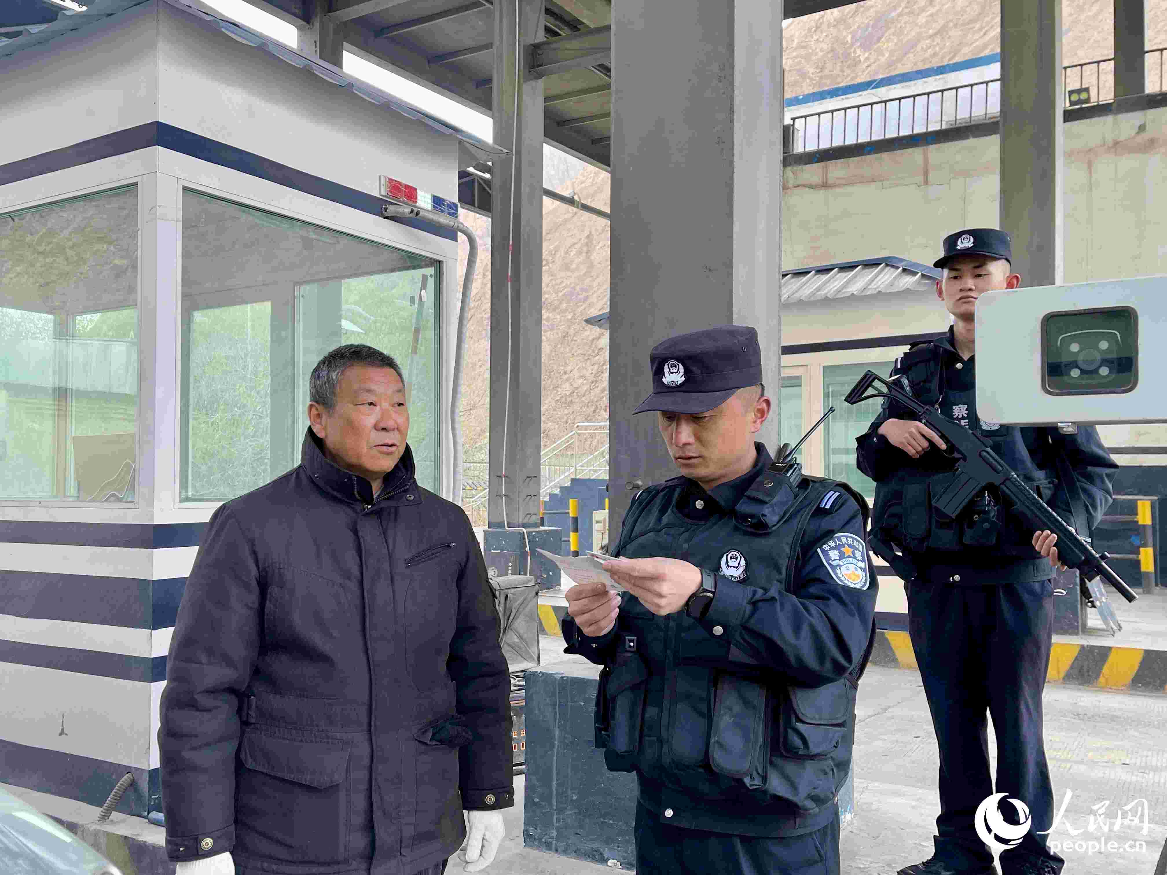 2023年5月10日，在庫地邊境檢查站，陳暢核對進出邊境管理區(qū)人員信息。人民網(wǎng) 周靜圓攝