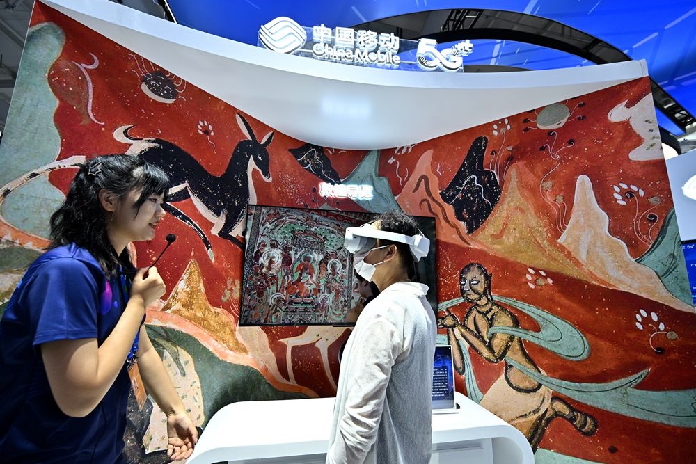 9月3日，一名參觀者在首鋼園中國移動展臺體驗基于AR/VR特效的敦煌導(dǎo)覽，沉浸式感受敦煌壁畫的魅力。新華社記者 李鑫 攝