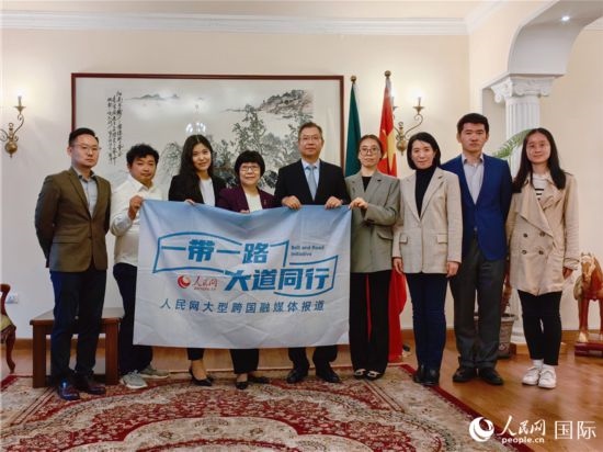 胡長春大使、駐非盟使團工作人員與人民網(wǎng)記者合影。