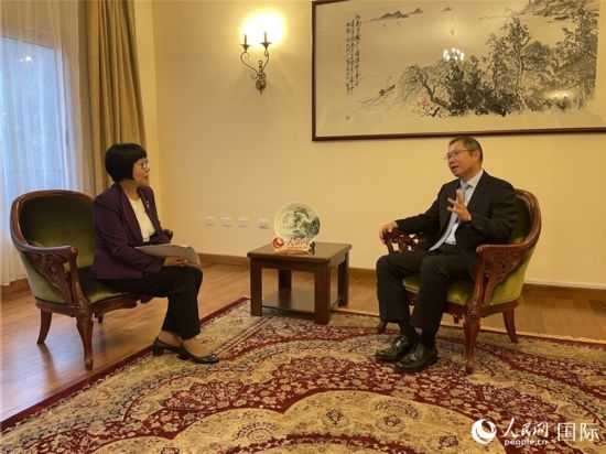 胡長春大使接受人民網(wǎng)記者唐維紅采訪。人民網(wǎng)記者 趙艷紅攝