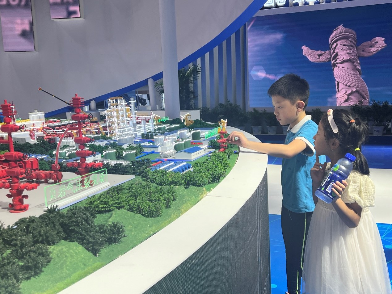 小朋友正在觀看展覽模型。人民網(wǎng) 歐陽易佳攝