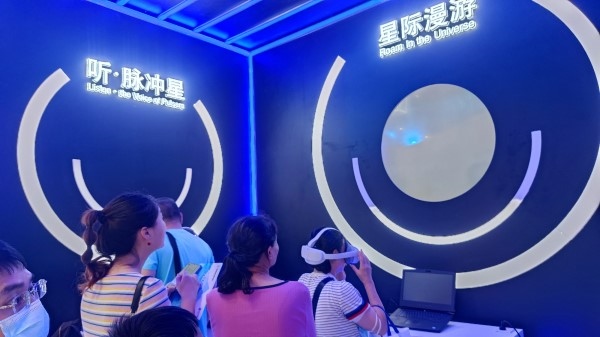 9月2日，貴州展館里觀眾排隊(duì)體驗(yàn)VR。受訪者供圖