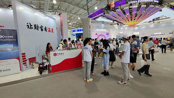 在銀行展臺，“溫度”成為了高頻詞匯。人民網(wǎng)記者 李彤?dāng)z