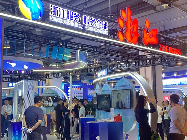 在浙江省交易團(tuán)展區(qū)，數(shù)字支付技術(shù)吸引了觀展群眾的目光。人民網(wǎng)記者 李彤?dāng)z