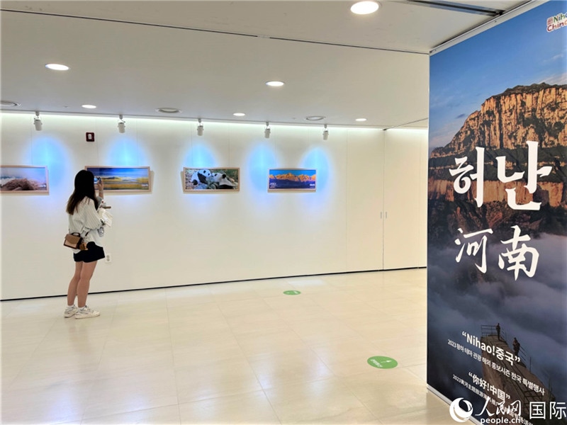 2.民眾參觀“看九曲黃河 聽華夏故事”主題展。人民網(wǎng)記者 馬菲攝