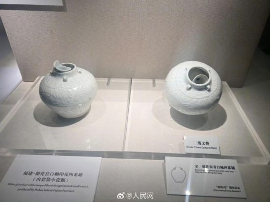 福建德化窯白釉印花四系罐（左）。人民網(wǎng)記者 李娜攝