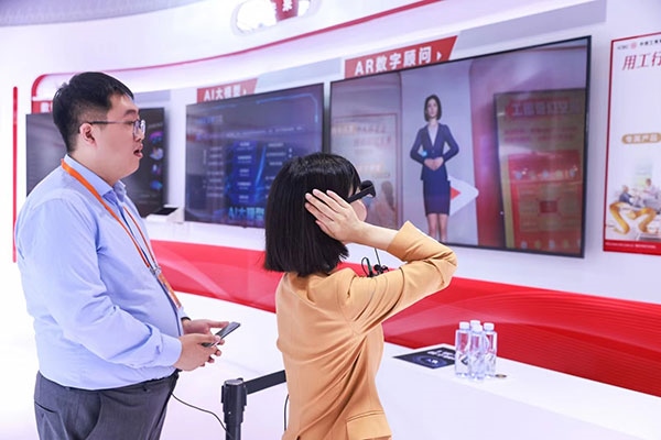 在工商銀行展臺(tái)，數(shù)字員工“工曉伴”與觀展游客互動(dòng)。受訪者供圖