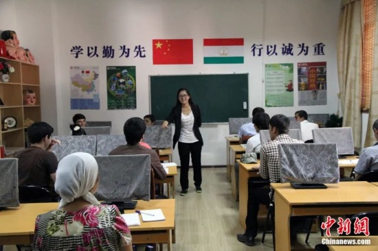 2014年，塔吉克斯坦國立民族大學(xué)的孔子學(xué)院內(nèi)，教師正在為塔吉克斯坦學(xué)生授課。田冰 攝