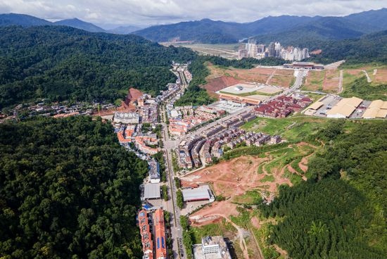 磨憨口岸俯瞰，右前方高層白色建筑群為老撾境內(nèi)。人民網(wǎng)記者 符皓攝