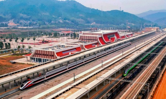 對(duì)向行駛的國際客運(yùn)列車“復(fù)興號(hào)”和“瀾滄號(hào)”在磨憨站交匯。楊紫軒攝