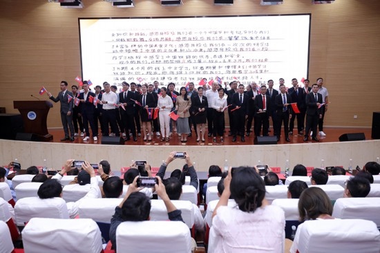 7月31日，昆明鐵道職業(yè)技術(shù)學(xué)院舉行援老撾鐵道職業(yè)技術(shù)學(xué)院項(xiàng)目教育能力建設(shè)教師培養(yǎng)班結(jié)業(yè)典禮。昆明鐵道職業(yè)技術(shù)學(xué)院供圖