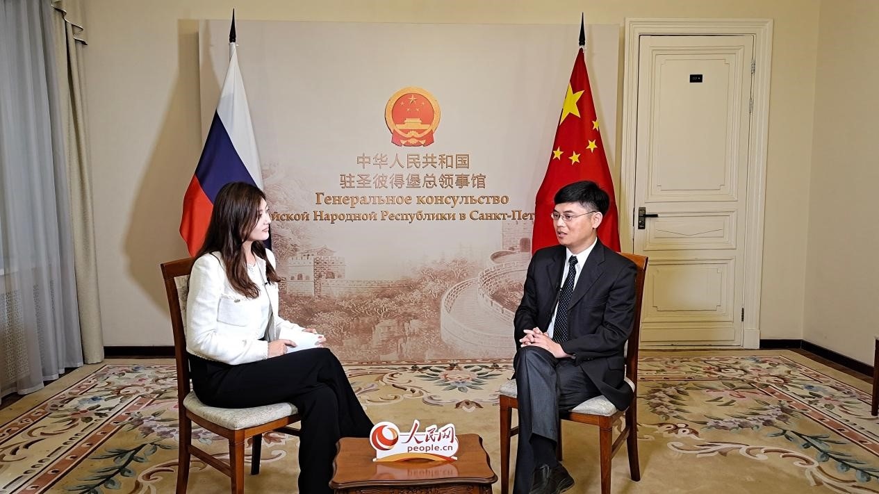 中國駐圣彼得堡副總領(lǐng)事張曉慶（右）接受人民網(wǎng)記者申佳平采訪。人民網(wǎng)記者 劉凡攝
