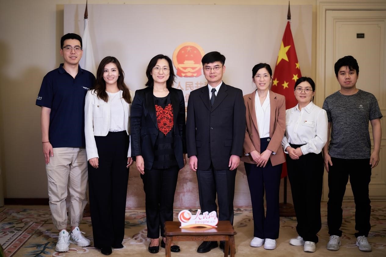 中國駐圣彼得堡副總領(lǐng)事張曉慶（左四）與人民網(wǎng)記者合影。