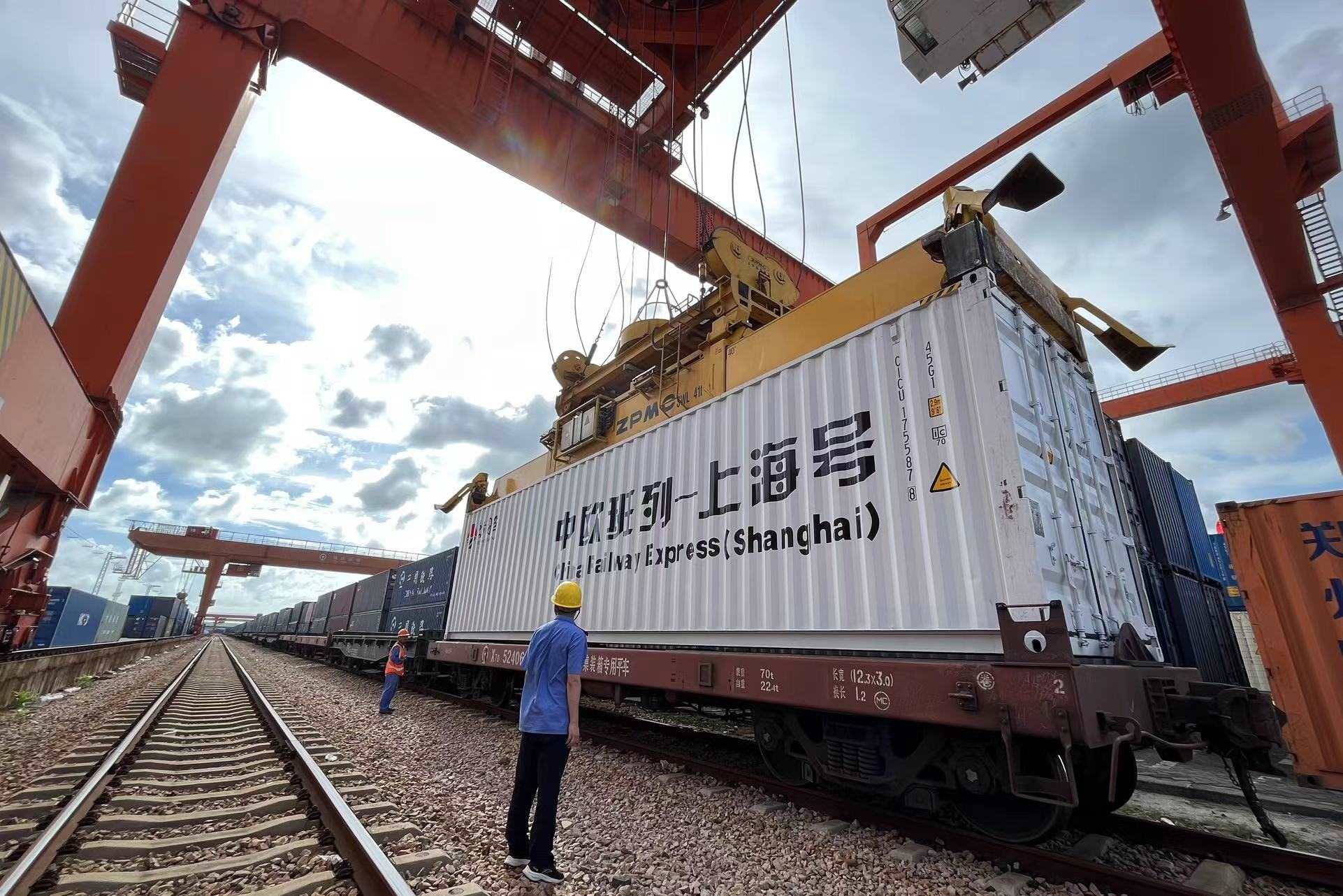 鐵路上海貨運中心閔行站貨場內(nèi)，吊機在貨運員的監(jiān)裝下進行裝車落箱作業(yè)。人民網(wǎng) 皇甫萬里攝