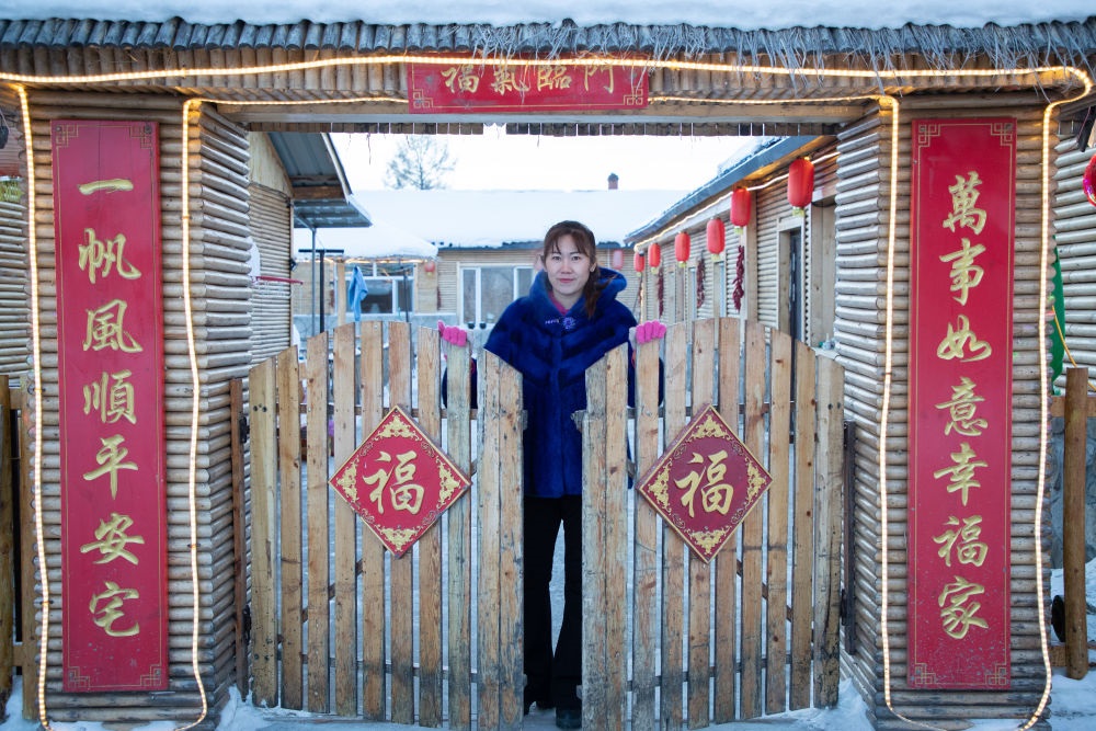 北極村民宿經(jīng)營者史瑞娟在門前迎候入住的游客（2023年1月7日攝）。