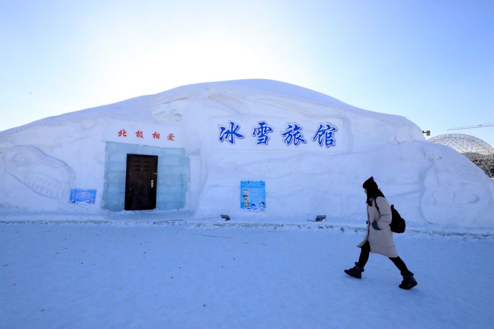 游客從北極村冰雪旅館的一個房間前走過（2018年1月31日攝）。