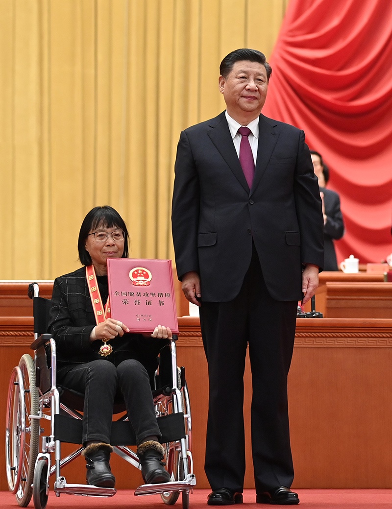 2021年2月25日，全國(guó)脫貧攻堅(jiān)總結(jié)表彰大會(huì)在北京人民大會(huì)堂隆重舉行。習(xí)近平為全國(guó)脫貧攻堅(jiān)楷模榮譽(yù)稱號(hào)獲得者張桂梅頒獎(jiǎng)。