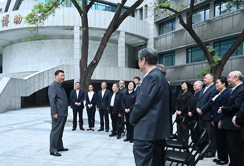 2022年4月25日，習(xí)近平總書記來(lái)到中國(guó)人民大學(xué)考察調(diào)研，在博物館門前廣場(chǎng)上，同老教授、老專家和中青年骨干教師代表親切交談。
