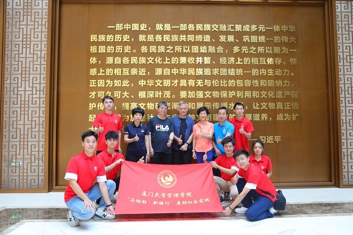 潘維廉和實踐隊師生在昌吉州博物館合影。主辦方供圖