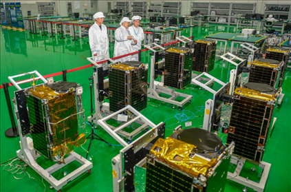 △2022年10月17日，位于吉林長春的長光衛(wèi)星技術(shù)股份有限公司科研人員在衛(wèi)星總裝測試大廳進行相關(guān)測試工作。