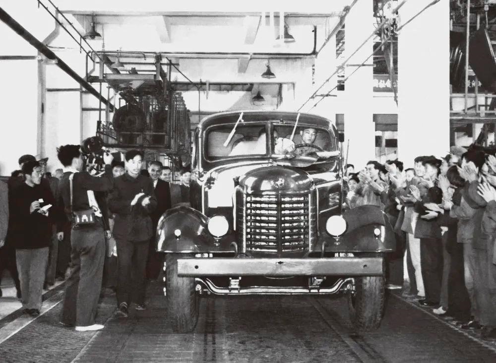 △1956年7月13日，第一輛解放牌汽車駛下裝配線。