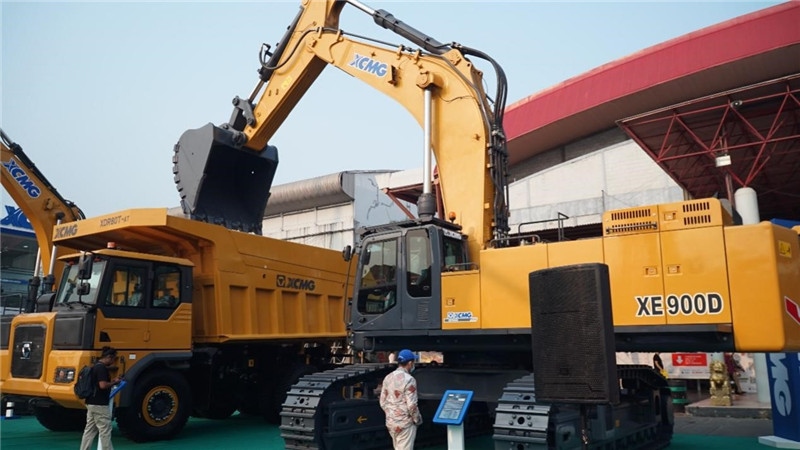 徐工集團(tuán)展出的90噸礦用挖掘機(jī)與80噸自卸車。石偉攝影