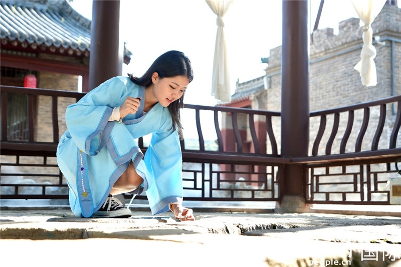 圖為選手在“曲水流觴亭”將“桃心”蠟燭放入渠中。人民網(wǎng) 盧鵬宇攝