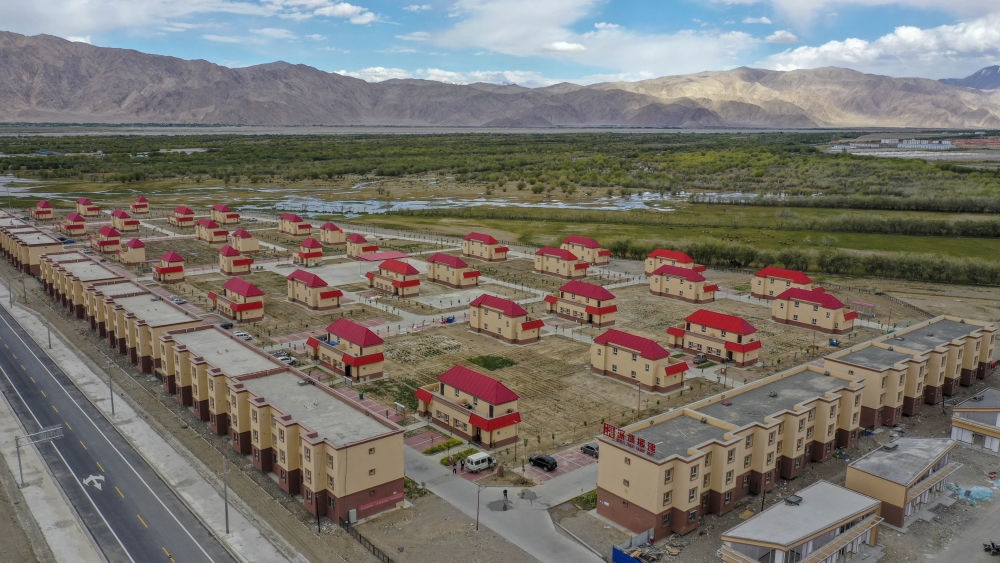 這是由深圳援疆修建的新疆塔什庫爾干塔吉克自治縣一處安置小區(qū)（2019年7月9日攝，無人機照片）。新華社記者 胡虎虎 攝