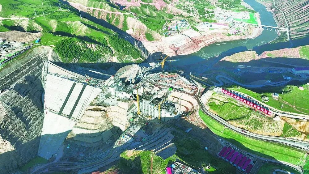 瑪爾擋水電站項(xiàng)目建設(shè)現(xiàn)場(chǎng)。國家能源集團(tuán)青?，敔枔跛娬竟﹫D