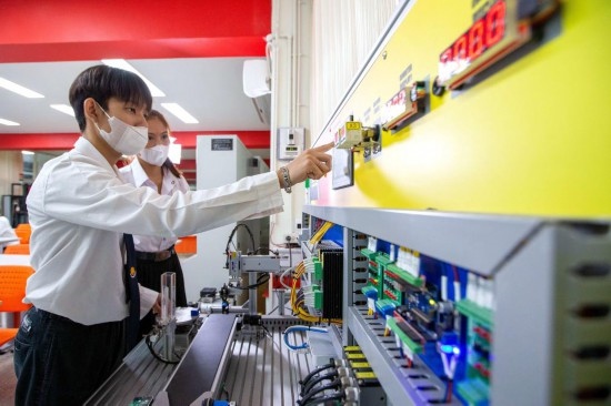 3月14日，在泰國大城府大城技術學院魯班工坊，學生在課堂上操作自動化生產(chǎn)線安裝調試系統(tǒng)。新華社記者 王騰 攝