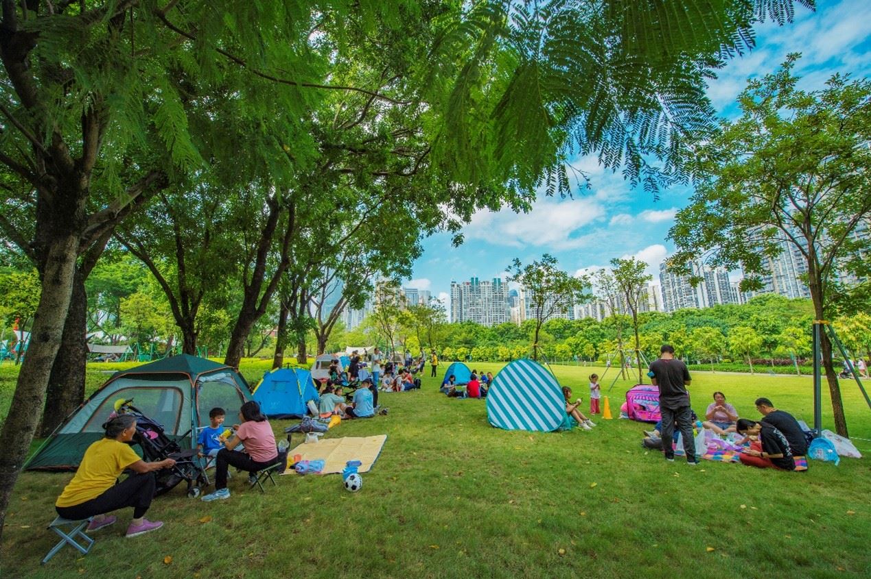 珠江公園內(nèi)，居民們正露營休憩。受訪者供圖