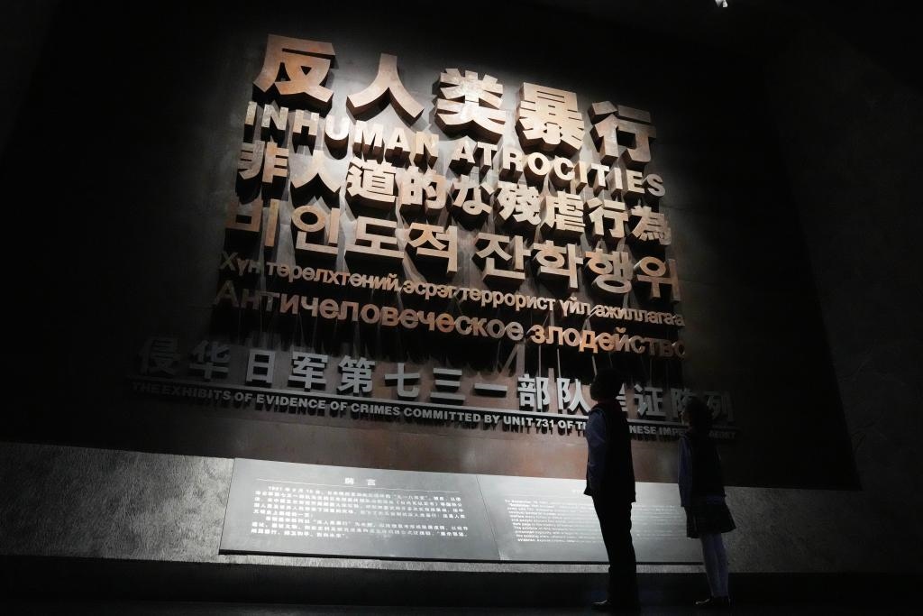 9月18日，青少年在侵華日軍第七三一部隊(duì)罪證陳列館內(nèi)參觀(guān)。新華社記者 王建威 攝