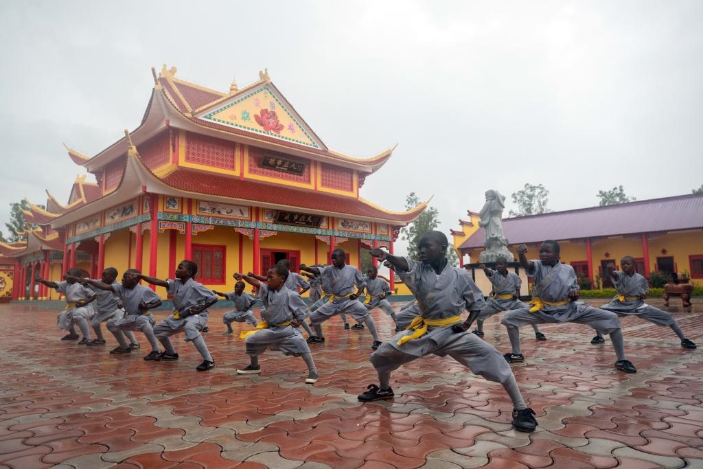 1月21日，在位于贊比亞首都盧薩卡市郊區(qū)的少林寺文化中心，學(xué)員練習(xí)中國(guó)功夫。