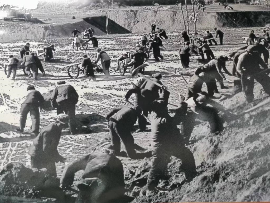 20世紀70年代，高西溝人治理水土流失場景。（資料圖片）