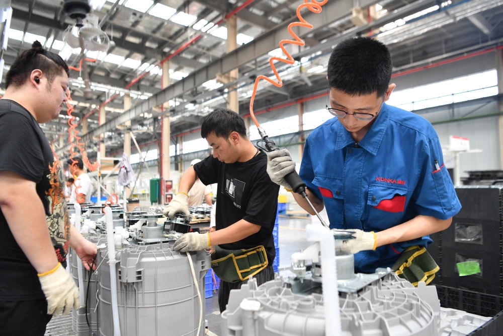 2023年7月20日，工人在位于西安國際港務(wù)區(qū)的陜西康佳智能家電有限公司生產(chǎn)車間工作。 新華社記者 張博文 攝