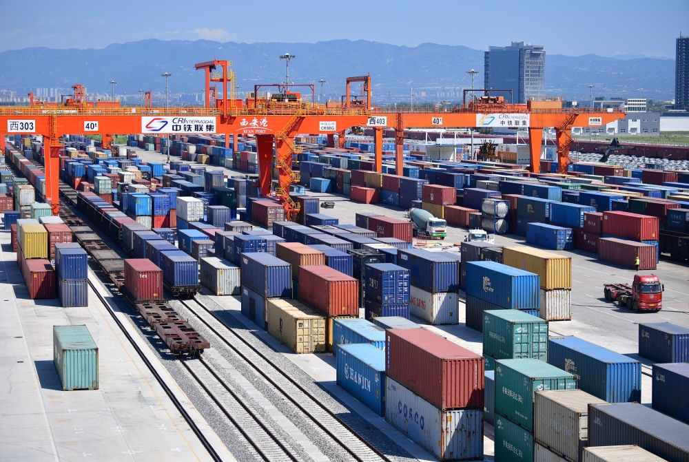長安號中歐班列在西安新筑車站內(nèi)裝卸集裝箱（2019年8月15日攝）。新華社記者 邵瑞 攝