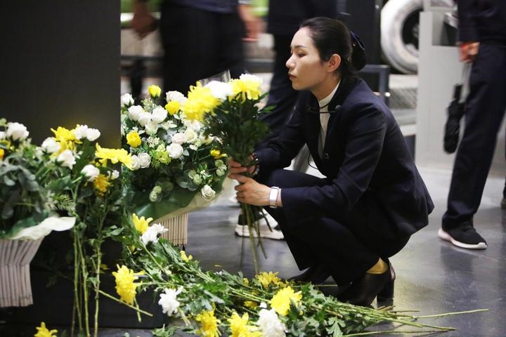 9月18日，工作人員在侵華日軍第七三一部隊(duì)罪證陳列館整理花束。新華社記者 石楓 攝