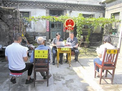 圖②：法庭在農(nóng)家小院開展巡回審判。