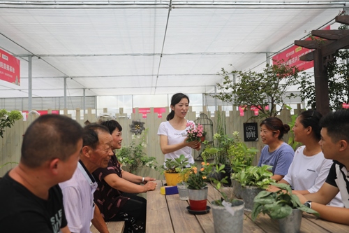 李敏向村民講授花木直播經(jīng)驗(yàn)。受訪者供圖